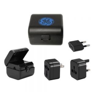 Juego con adaptador universal de corriente 3 en 1, brinda diferentes opciones de conexión para usarse en casi cualquier parte del mundo (AU/UE/RU/EE. UU. a UE). Cuenta con capacidad de recibir una corriente nominal: 100-250V/10A para adaptarse a los diferentes suministros de energía. Incluye estuche rígido color negro