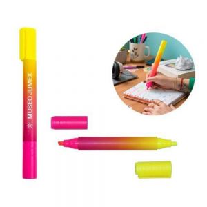 Marcador de plástico de gran tamaño en color rosa y amarillo fosforescentes, ambos colores cuentan con aromas diferentes, el lado amarillo tiene tapa con clip con textura de puntos y el lado rosa es liso con dos rayas horizontales