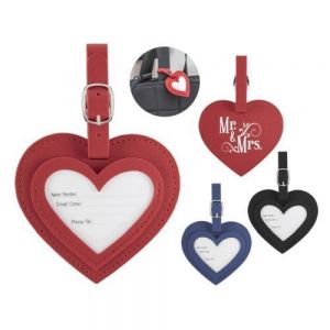 Identificador de equipaje de PU en forma de corazón. Cuenta con una pulsera ajustable para el equipaje y tarjeta para datos personales en español/inglés.