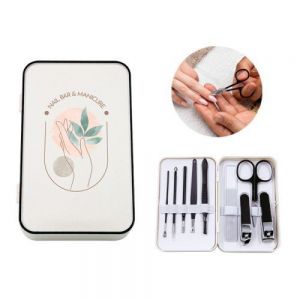 Set de manicure con 9 piezas incluye: cortaúñas plano, cortaúñas con punta diagonal, tijeras, lima de uñas de cristal, pinzas de depilar, removedor de cutícula, (2) limpiadores de oídos, extractor de espinillas y estuche rígido. Presentación: Caja kraft