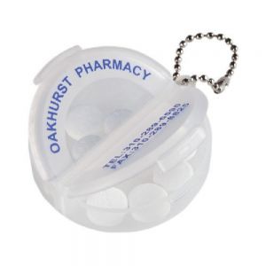 PASTILLERO LLAVERO REDONDO MAINE Pastillero de plástico traslúcido, con doble tapa y dos divisiones, para control de dosis médica. Incluye cadena para colgar