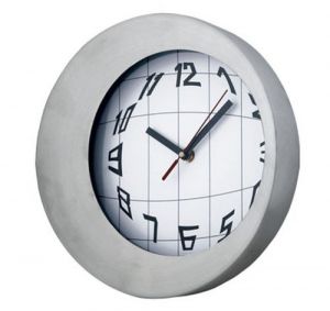 Reloj metálico de pared. Diámetro 25 cm.