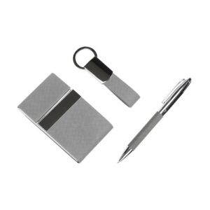 Set de llavero, bolígrafo y porta tarjetas fabricado en curpiel y metal. Bolígrafo tinta negra.