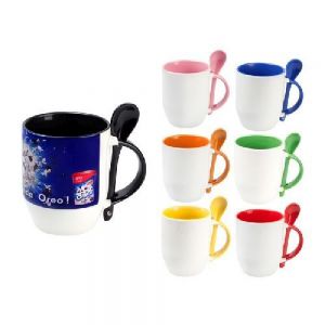 TAZA BICOLOR DE SUBLIMACIÓN CON CUCHARA Taza para sublimación con cuchara, asa e interior de color. CAP. 350 ml. (12 OZ). Presentación: Caja en color blanco.