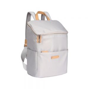 Mochila tipo backpack fabricada en material repelente al agua y detalles en curpiel, con bolsillo frontal con cierre, bolsillos laterales y correas ajustables.